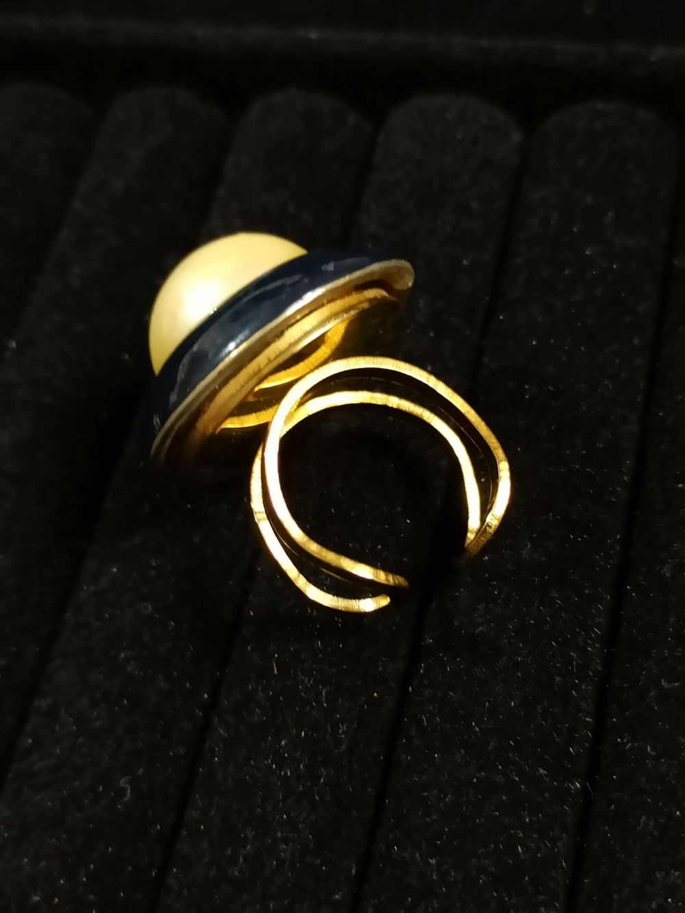 Vintage 1980s Oversized Statement Ring Faux Pearl Navy Blue Gold Tone Adjustable - Picture 4 of 6